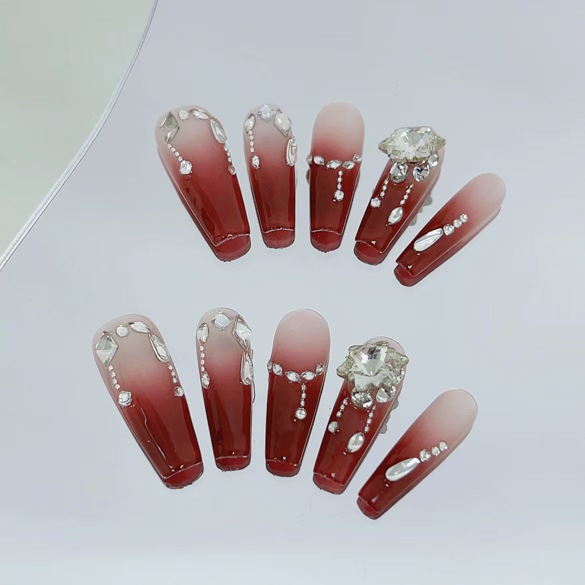 La Reine - Leah Nail Queen